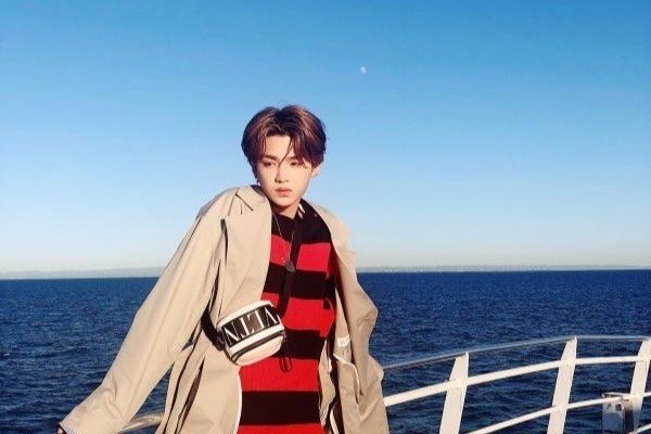 黄明昊坐轮椅现身机场，为何目光无神略显憔悴？