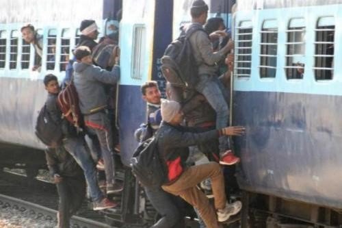 印度人坐火车为什么要挂在外面？