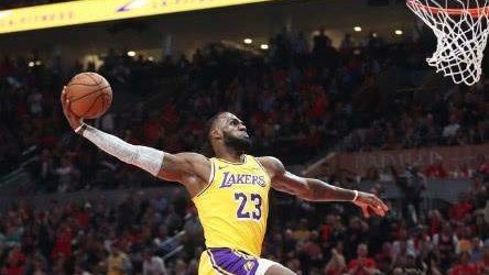 勒布朗·詹皇飞跃卢卡斯的空接扣篮，卢卡斯当时什么心理？