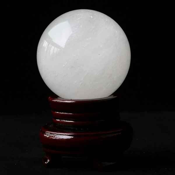 白水晶球的功效与作用白水晶球的寓意