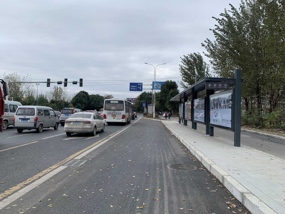 湖南一辆轿车撞向公交站台致1死7伤,现场的情况究竟如何?