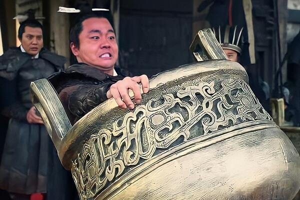 秦武王嬴荡会在洛阳举鼎而亡，是什么原因导致的？