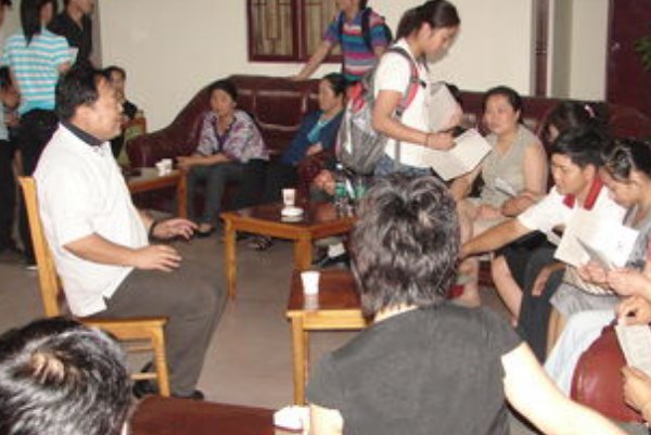 家长在班级群号召给老师送礼，为何其他家长不反对反而纷纷赞同？