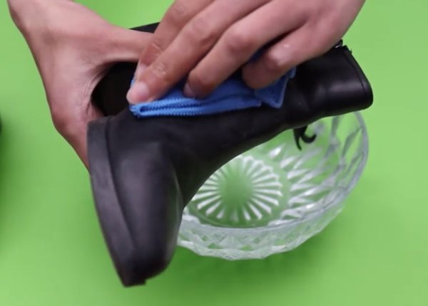 运动鞋可以直接用水洗吗