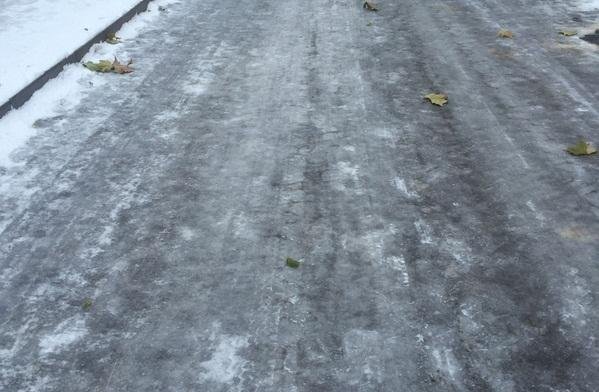 山东一门店外结冰顾客滑倒摔飞手机，你有过类似经历吗？