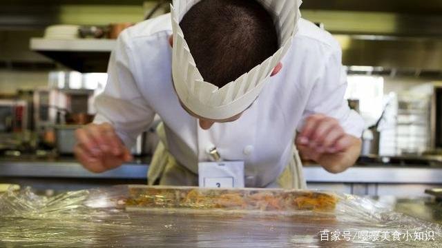 厨师为什么要戴高帽子?