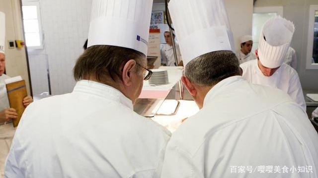 厨师为什么要戴高帽子?