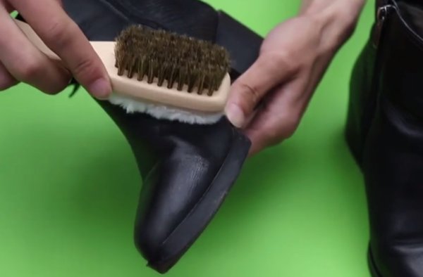 运动鞋可以直接用水洗吗