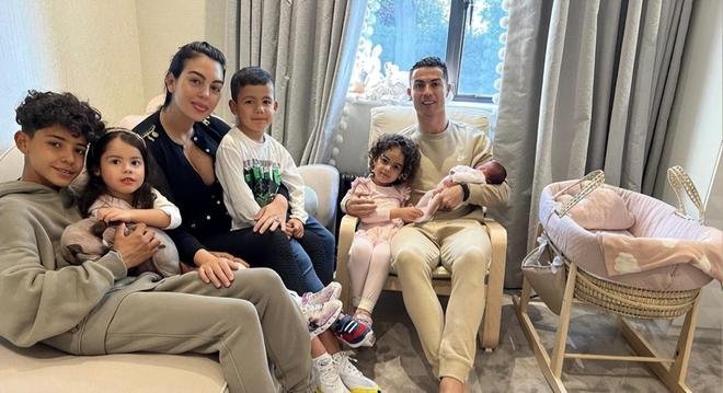 C罗女友晒3个月龙凤胎女儿贝拉，二人是怎么在一起的？