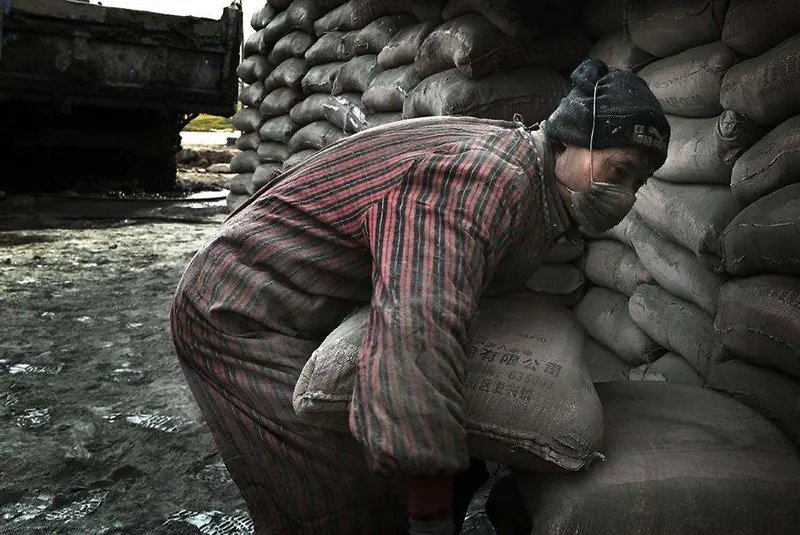 建筑工地上的老人:染发伪装年轻打零工,你如何看看待这一现象?