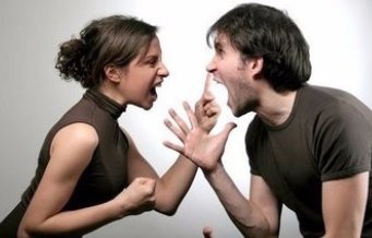 夫妻吵架丈夫欲将孩子扔下桥,为何夫妻吵架总会走入极端?