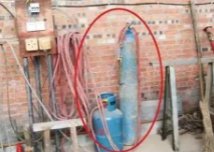 哈尔滨一民房内氧气瓶爆炸2死3伤，造成此次事故的原因是什么？