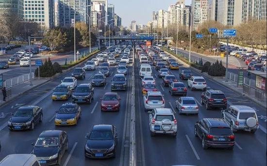 湖南一辆轿车撞向公交站台致1死7伤，现场的情况究竟如何？