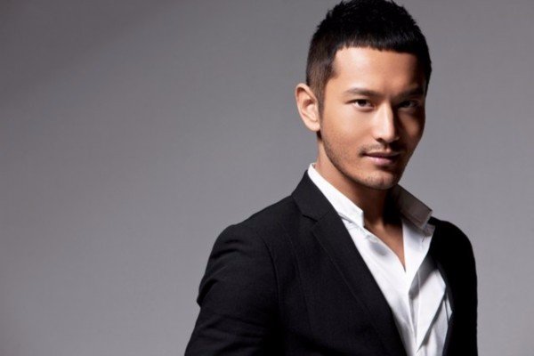 黄晓明的家庭背景是不是非常的好?