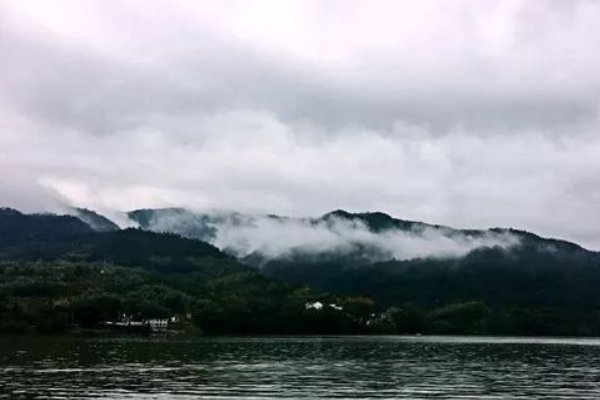 云山苍苍，江水泱泱，先生之风，山高水长.是什么意思