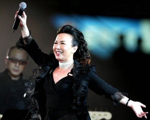 歌词:因为爱着你的爱，因为梦着你的梦 的歌名是啥