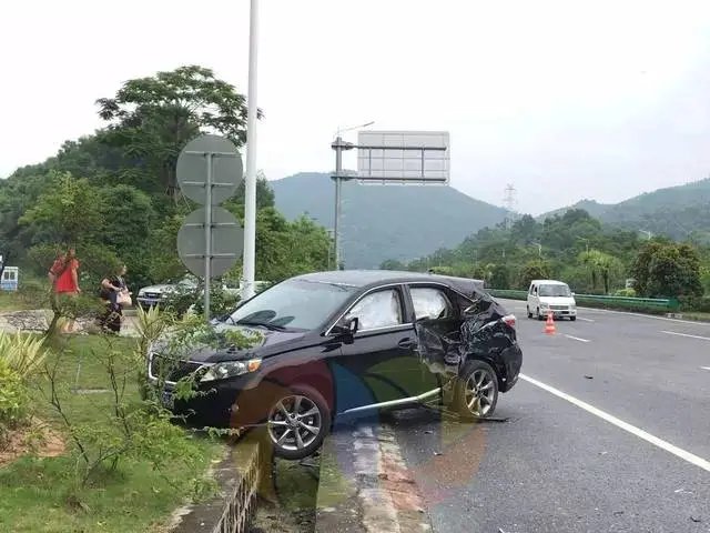惨烈！雷克萨斯商务车车祸严重，众多路过司机齐力救人，结果如何？