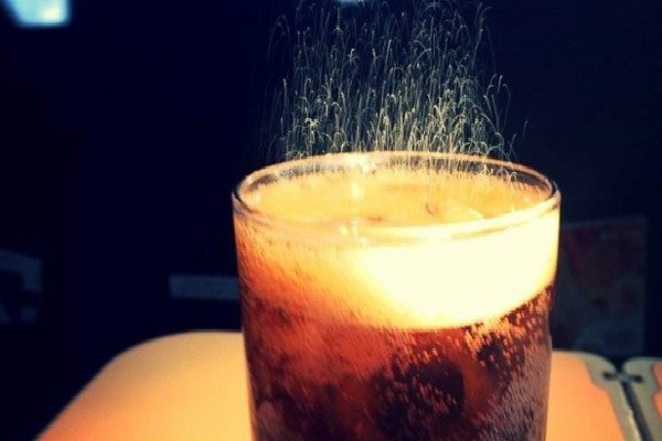 为什么可乐里加薄荷糖会产生大量的气体？