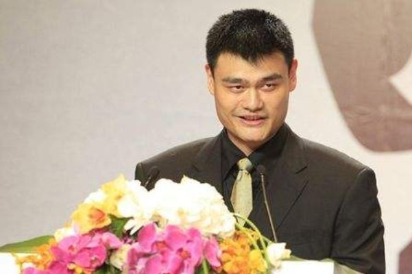 放弃高薪成为16岁姚明的经纪人，章明基现状怎样了？