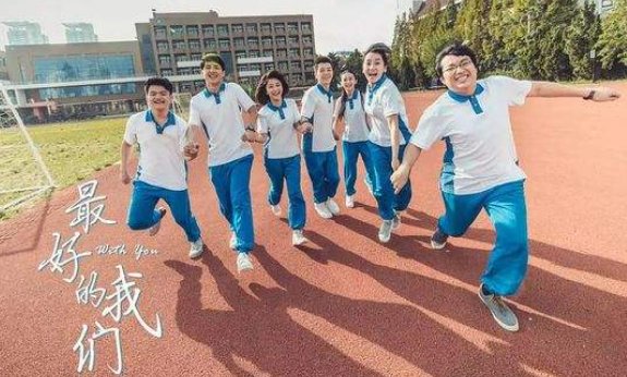 相约总是在九月,校园里歌声悠悠什么歌的歌词？