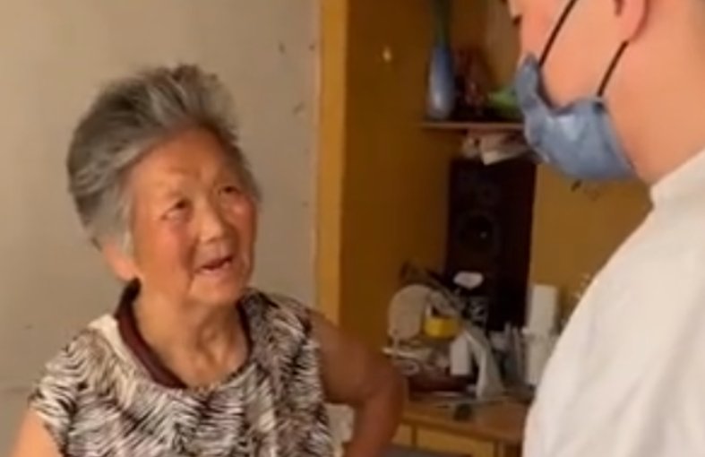 “讨剩汤老人”儿子被曝是北大硕士，那为何老人过的这么辛苦？