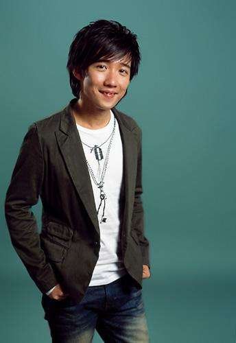 有首歌的歌词好像是，我在这里等着你回来，但不是大张伟的那首