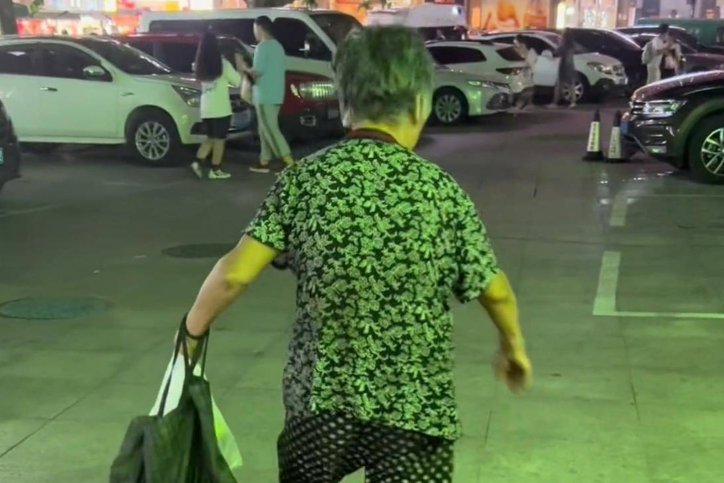 “讨剩汤老人”儿子被曝是北大硕士，那为何老人过的这么辛苦？