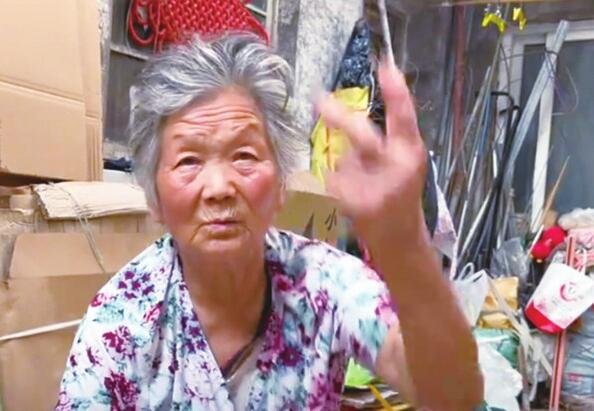 “讨剩汤老人”儿子被曝是北大硕士，那为何老人过的这么辛苦？