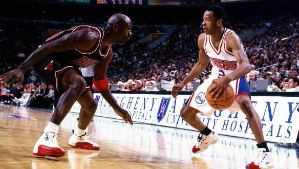 96年艾弗森首次面对乔丹,拿到15分4篮板2助攻,乔丹什么数据?