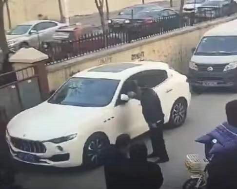 天津一辆百万玛莎拉蒂堵住小区大门，被大爷怒砸，老人的做法有何不妥？
