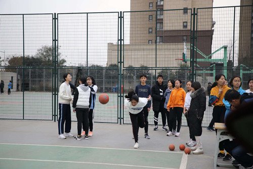 体育老师用排球猛砸学生,校方对此做出了怎样的解释?