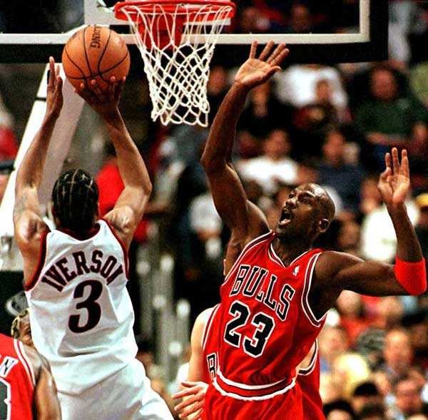 96年艾弗森首次面对乔丹,拿到15分4篮板2助攻,乔丹什么数据?