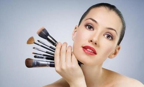 在第一次化妆的时候,需要注意些什么?