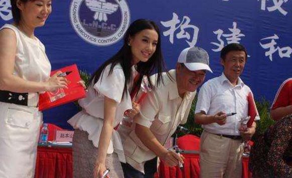 黄圣依会拜赵本山为师的原因是什么?