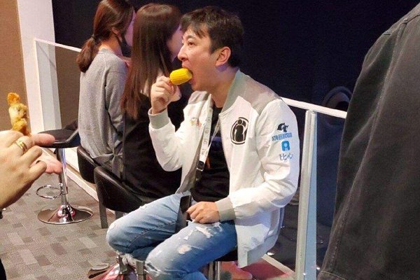 王思聪日本排队吃拉面,为何都说他的帽子抢了镜?