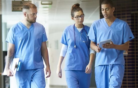 国外女子急诊室苦等医生5小时后身亡,你怎么看待这件事?