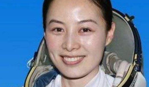 中国航天员进入太空的时间和名字是什么？