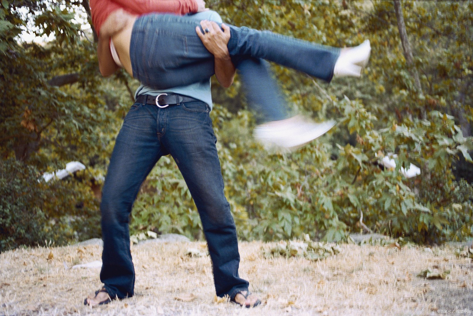 休闲服饰要怎么搭配才能显得简单又不失个人魅力呢？