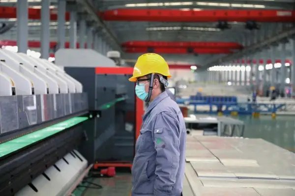 上海南京路步行街正在逐步复苏，复工复产该如何做好防控？