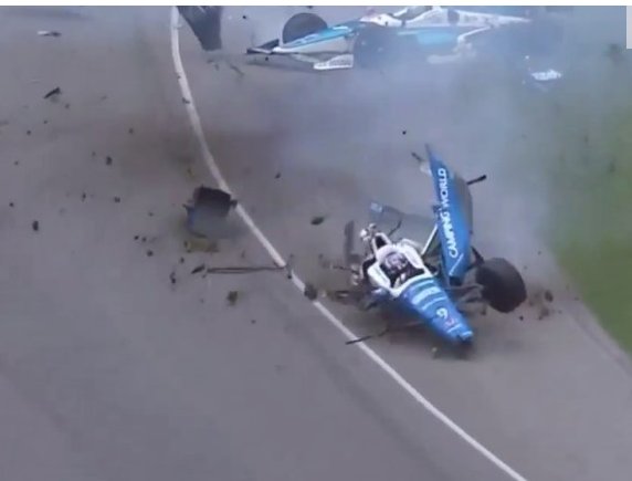 赛车被撞飞解体起火车手安然无恙是怎么回事？