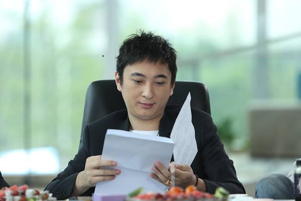 王思聪日本排队吃拉面，为何都说他的帽子抢了镜？