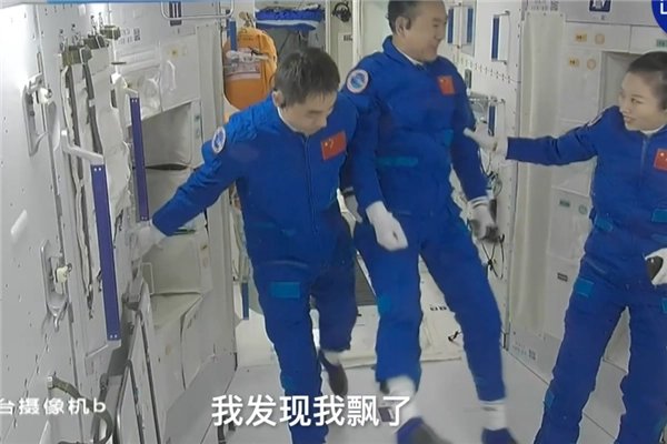 神13航天员翟志刚带笔墨纸砚上太空，他是一个喜欢舞文弄墨的人吗？