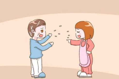 夫妻吵架后竟要把孩子扔下桥，难道不是亲生孩子？