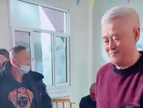 63岁赵本山凌晨四点铲雪,他的身体状况如何?