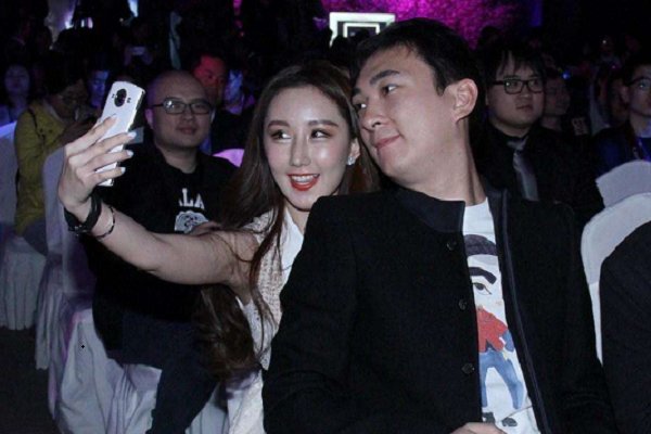 王思聪日本排队吃拉面,为何都说他的帽子抢了镜?