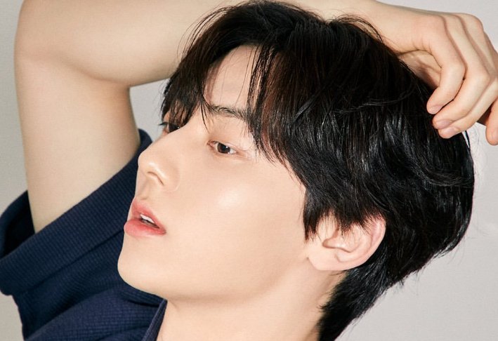 韩国时尚杂志《singles》，黄旼泫作为杂志封面，你喜欢他的穿搭吗？