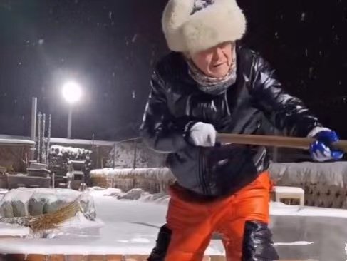 63岁赵本山凌晨四点铲雪,他的身体状况如何?