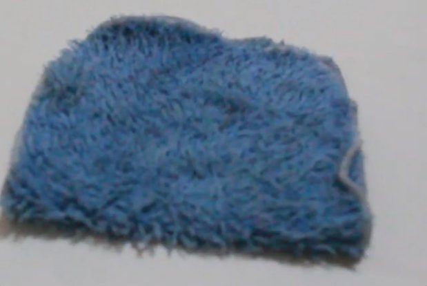 在复合木地板上粘有胶，如何清除？