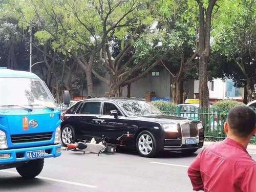 南宁电动车夹缝中撞上劳斯莱斯，事故应该由谁来承担责任？