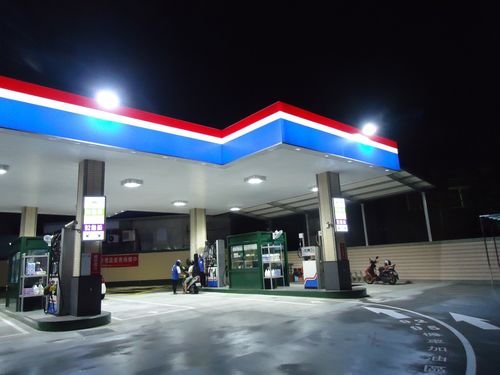 山东潍坊一宝马车主加油时，加油机显示800元还没有加满，究竟是为何？